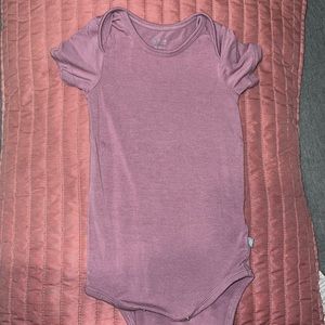 Kyte baby bodysuit in mulberry